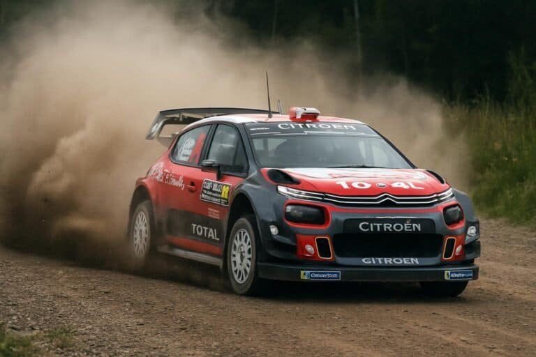 Elfyn Evansin Haastava Tehtävä Paraguayn MM-Rallissa: Savipinnan Uhat