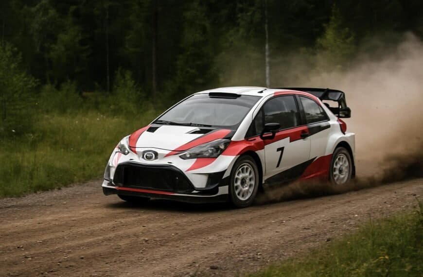 Sami Pajari Kolmantena Sardinian MM-rallissa: Tiukka Kärkitaistelu Käynnissä